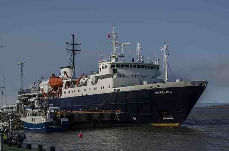 02 - Noruega - islas Svalbard - isla de Spitsbergen - Longyearbyen - puerto - barco Ortelius